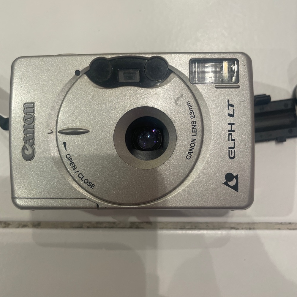 Canon ELPH LT 260 in Metallic Silver